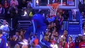 好舒展的胯下扣篮，你能认出这是哪个NBA球员么？