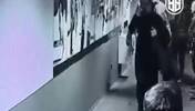 穆里尼奥当年赛后进入主裁判房间的监控视频，是真的狂啊😡