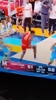 太吓人了！NCAA惊现一球员扣完篮之后落地直接劈叉，扯到蛋了